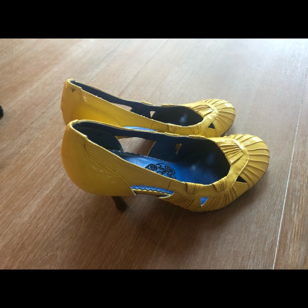 Naughty Monkey yellow heels size 8 - Picture 2 of 3